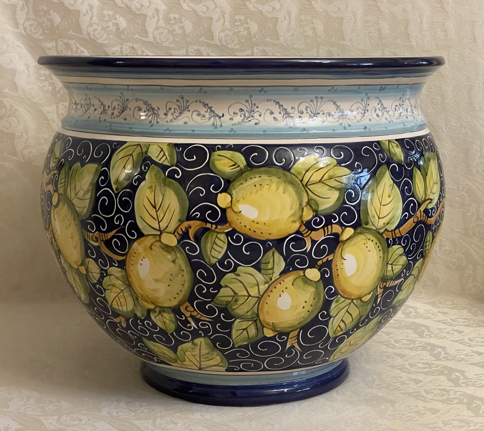 Cachepot D45 con limoni fondo blu e Coroncina 