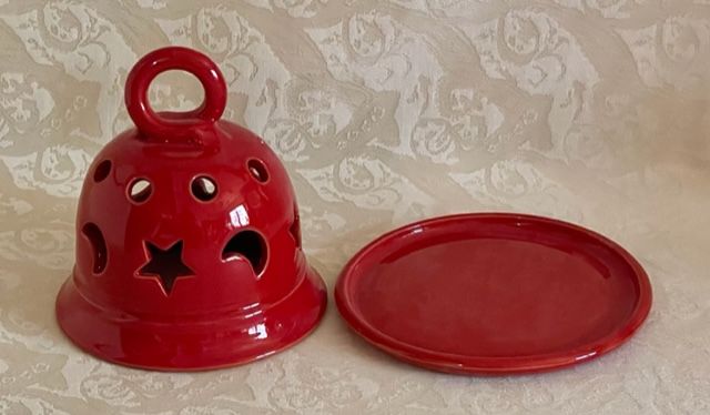 Campana rossa con stelle intagliate h15 con piattino D15